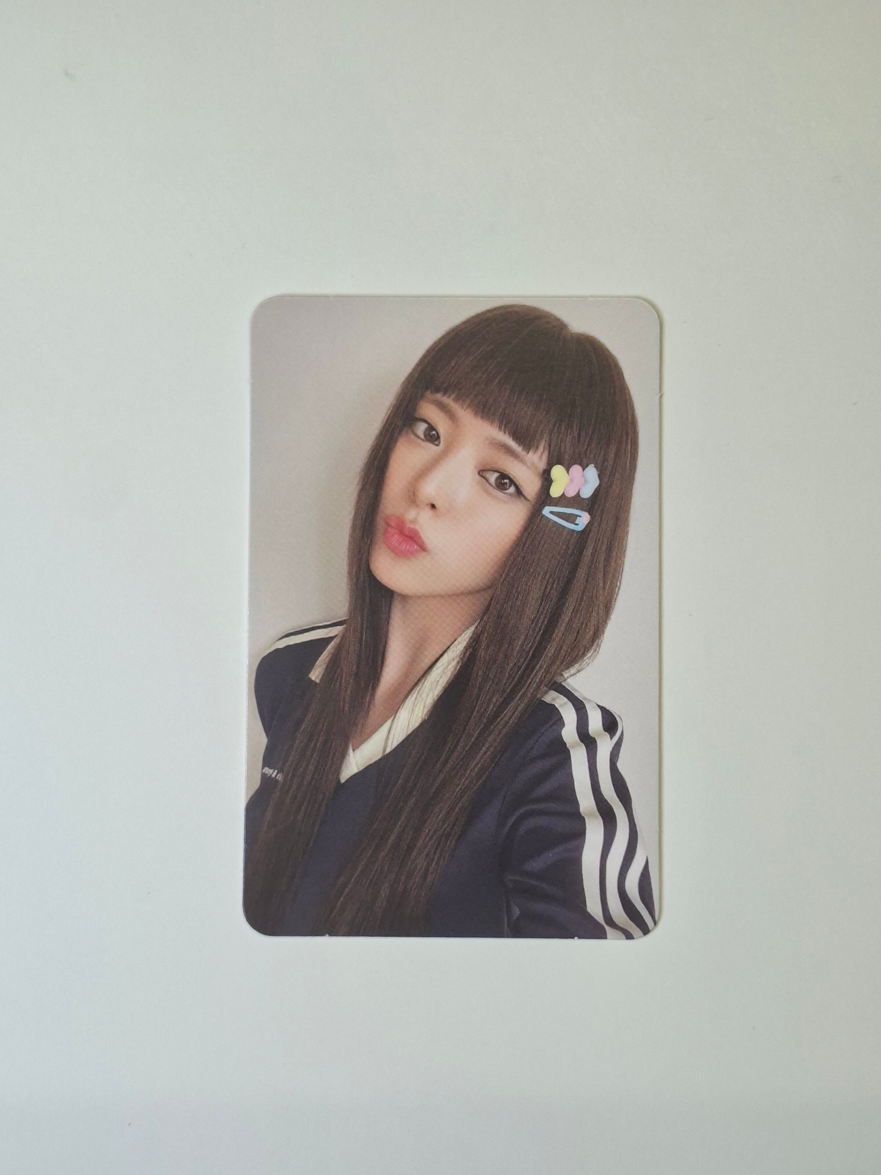 Itzy Gold Photobook Album Photocard