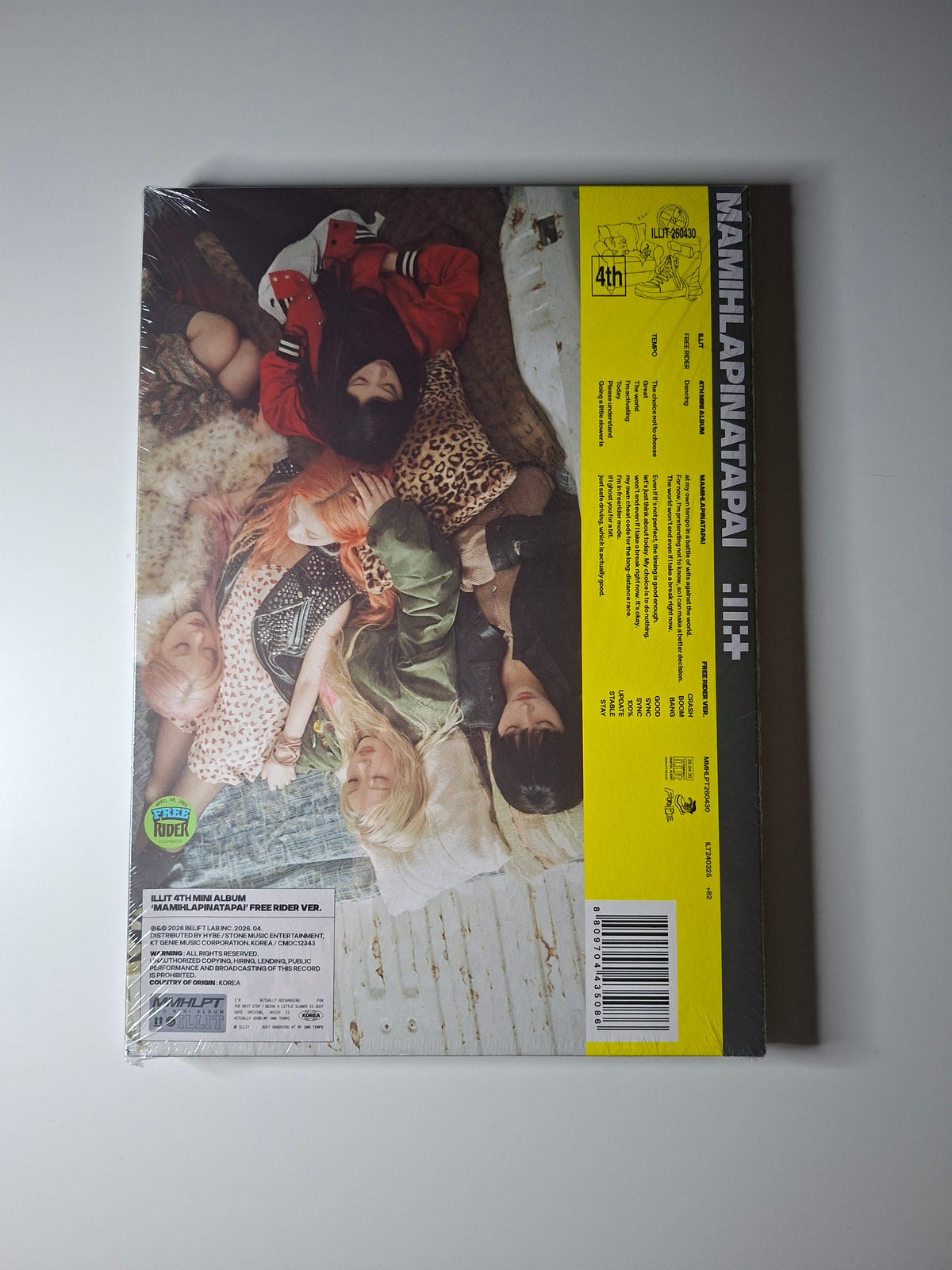 Illit MAMIHLAPINATAPAI Photobook
