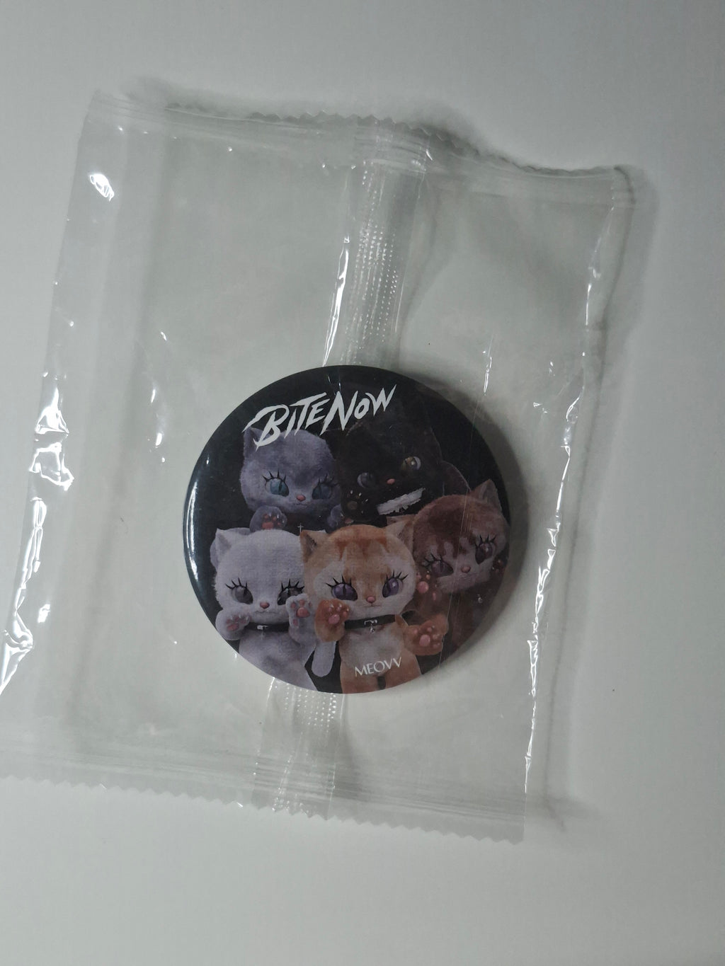 Meovv Bite Now Pop up Gacha Mirror