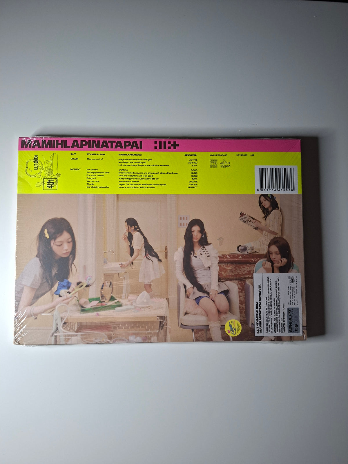 Illit MAMIHLAPINATAPAI Photobook