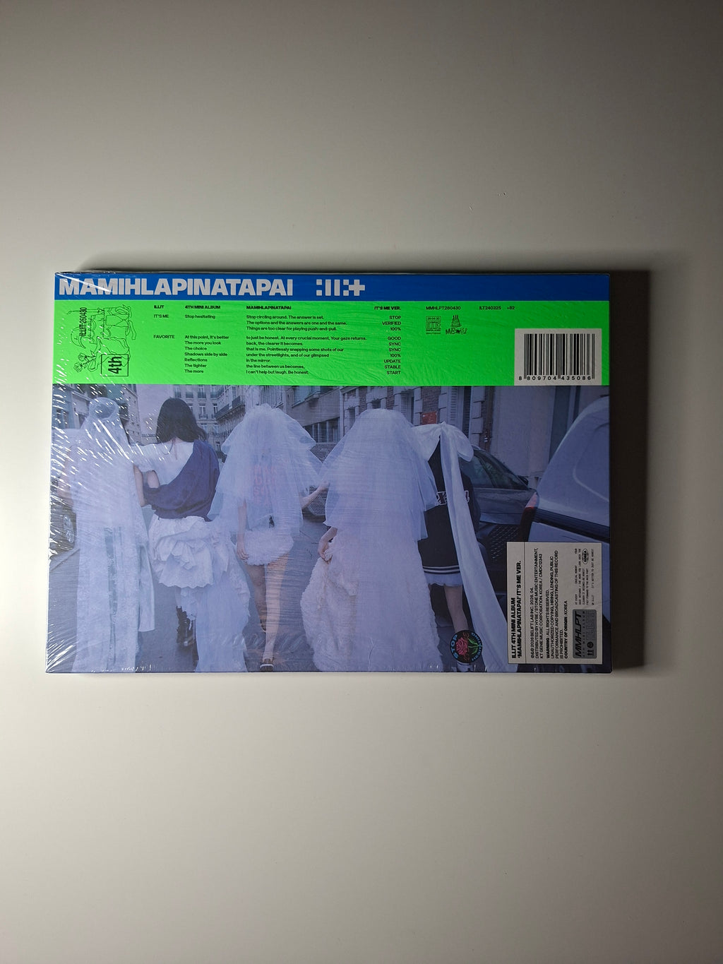 Illit MAMIHLAPINATAPAI Photobook