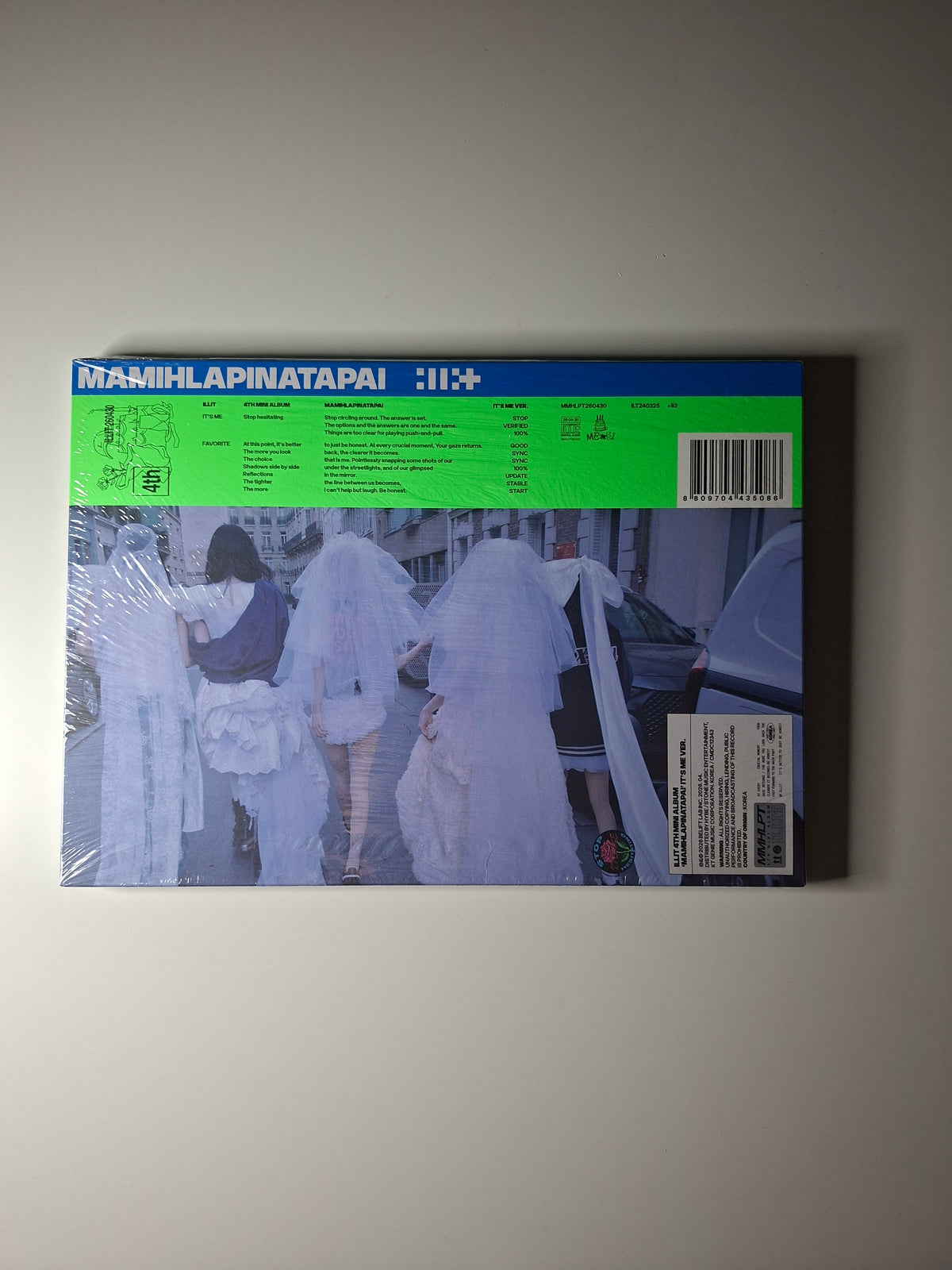 Illit MAMIHLAPINATAPAI Photobook