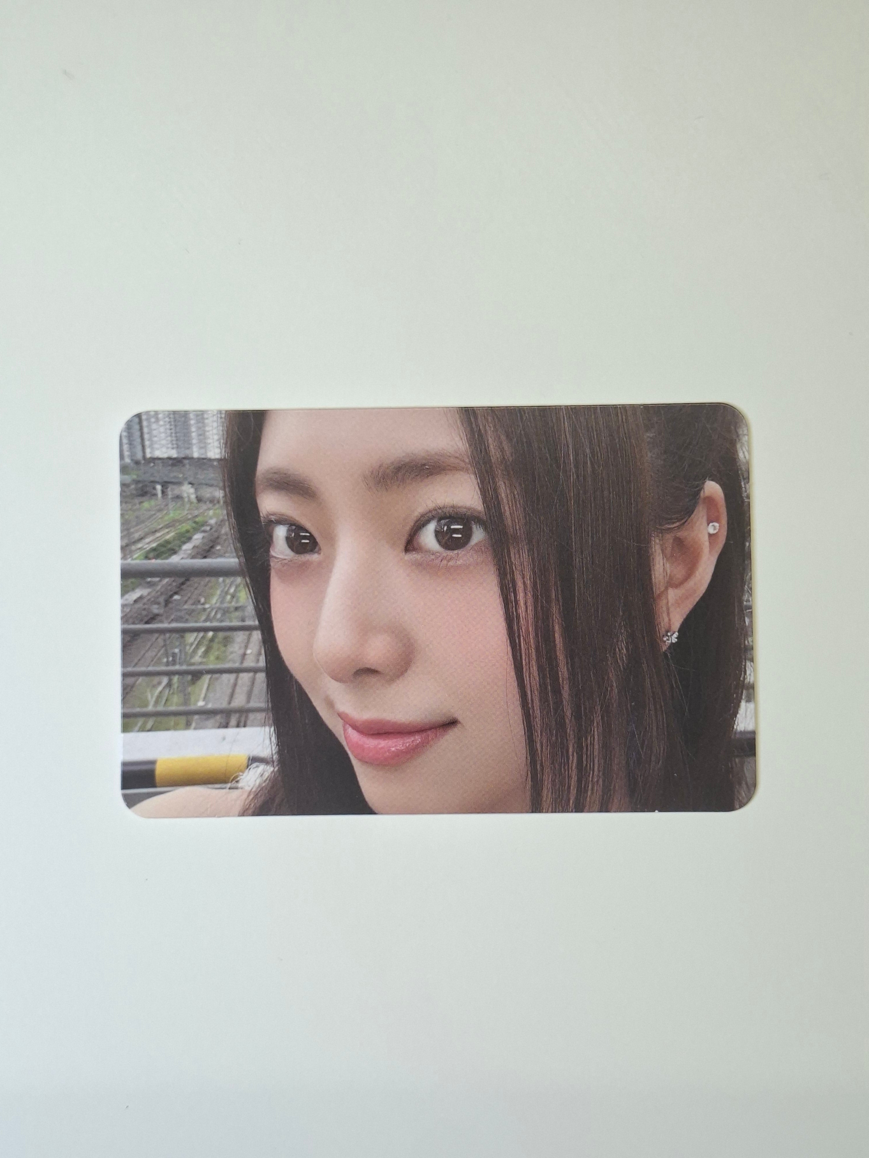 Itzy Gold Photobook Album Photocard