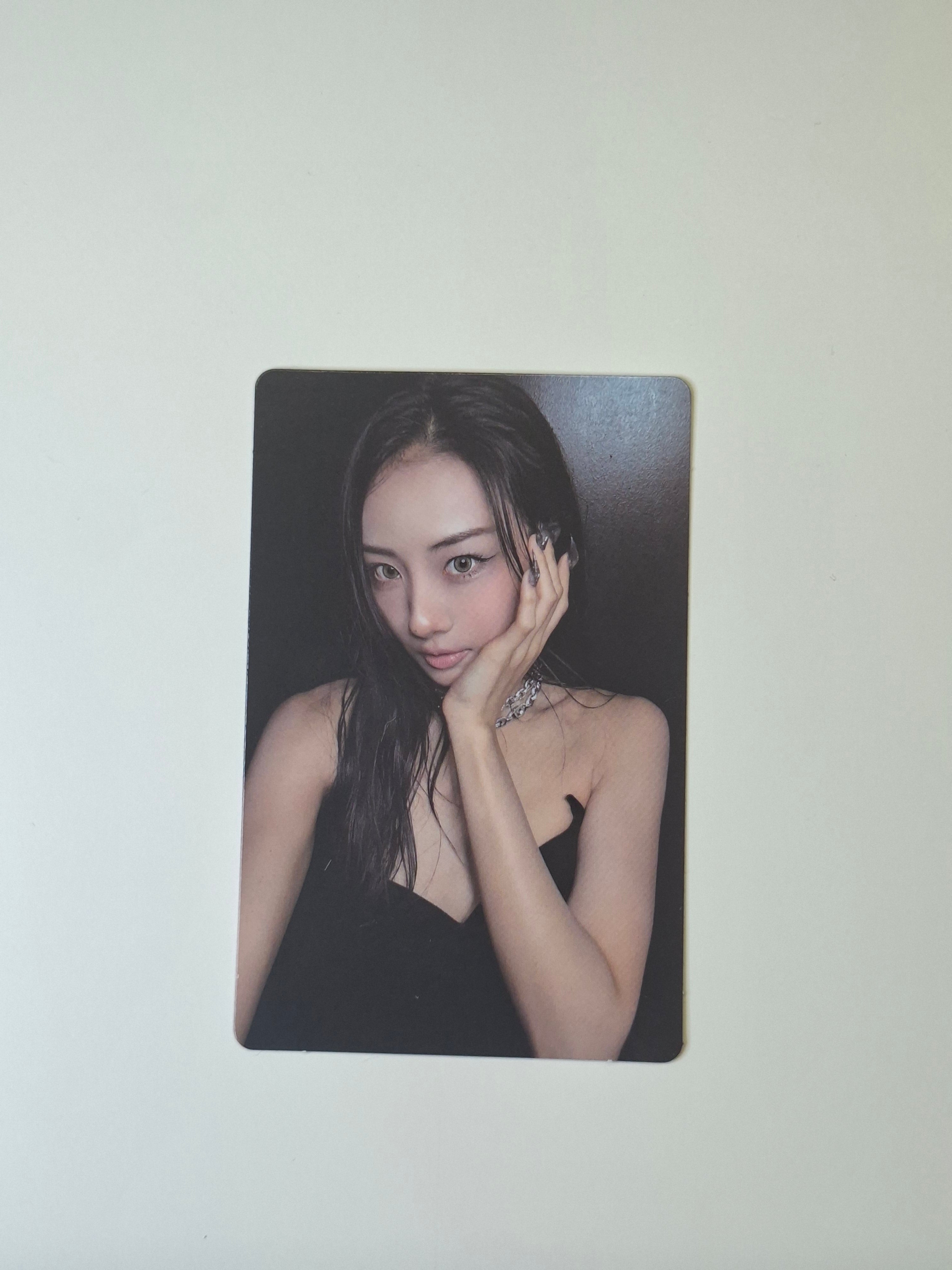 Meovv Bite Now Pop Up Cape Photocard