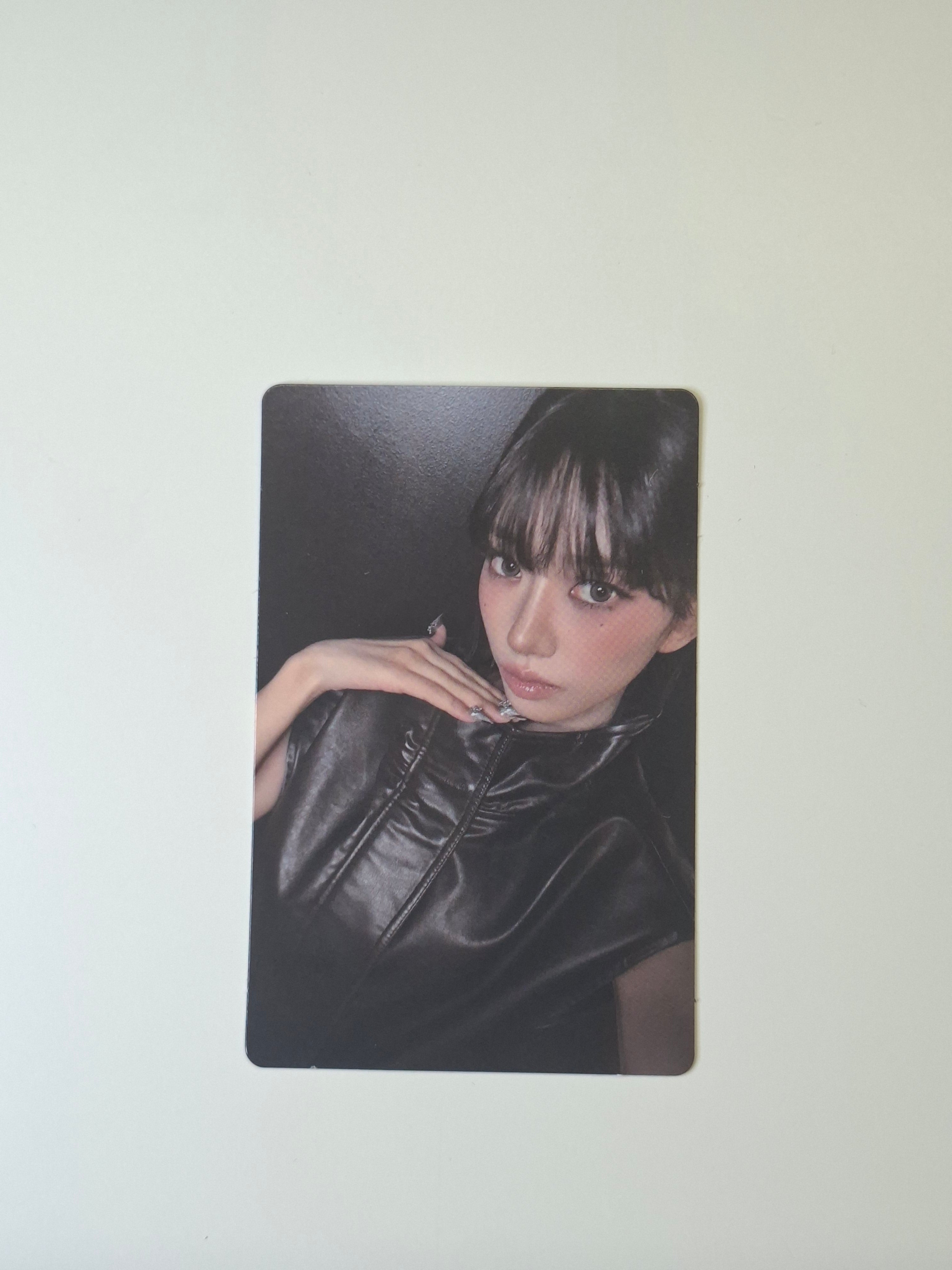 Meovv Bite Now Pop Up Cape Photocard