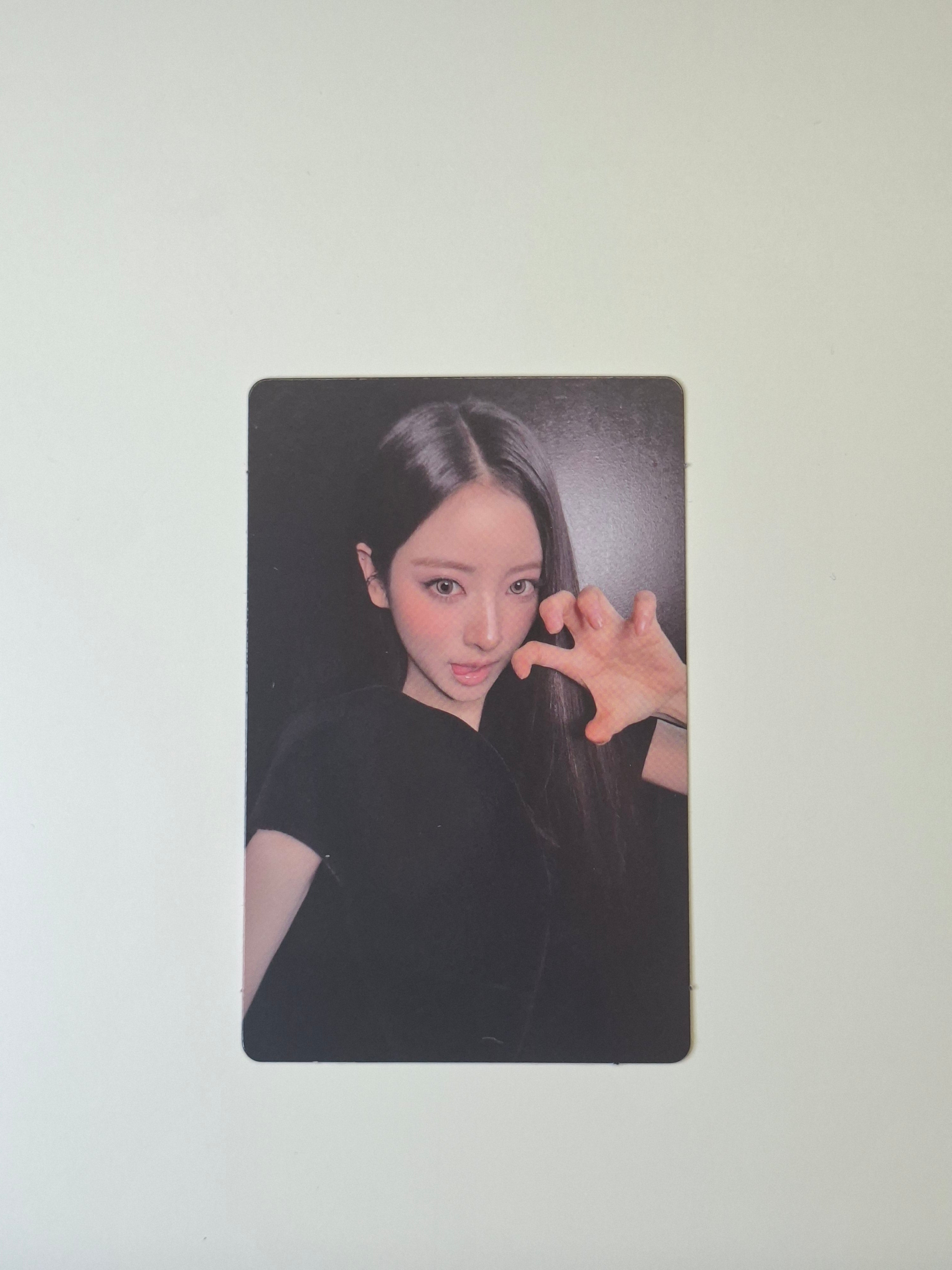 Meovv Bite Now Pop Up Cape Photocard